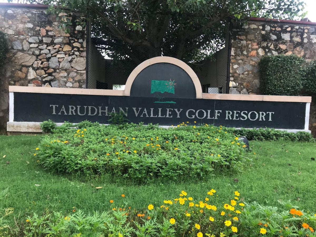 Premium Apartment In Tarudhan Valley Golf Resort Manesar Eksteriør billede